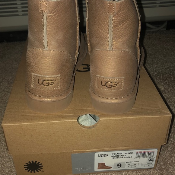 UGGS - Picture 4 of 4